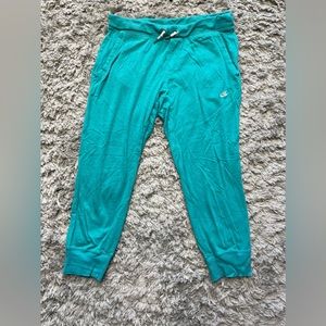 Nike Women’s Cropped Joggers Size Medium